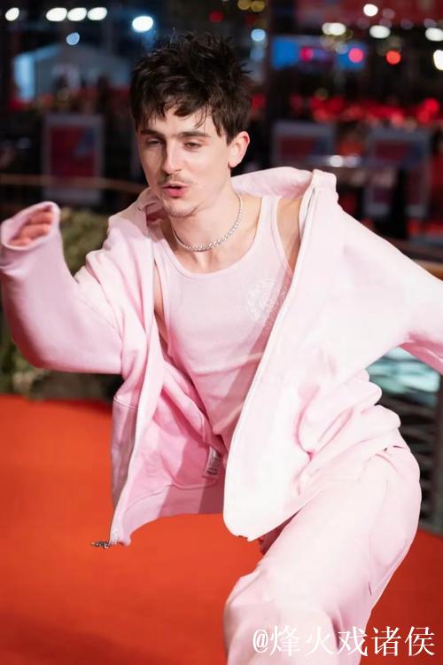 好莱坞明星“甜茶”被拍到全身红衣出行,手上戴着拜仁手套 好莱坞明星“甜茶”被拍到全身红衣出行,手上戴着拜仁手套