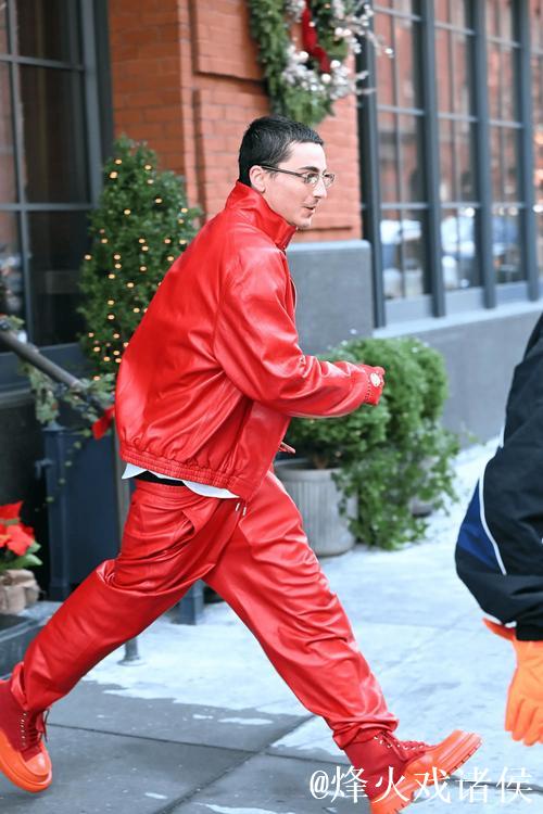 好莱坞明星“甜茶”被拍到全身红衣出行,手上戴着拜仁手套 好莱坞明星“甜茶”被拍到全身红衣出行,手上戴着拜仁手套